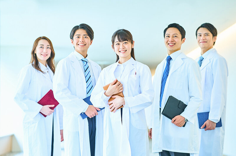 医者の生涯年収はいくら？勤務医・開業医の違いと開業時期による収入差を解説