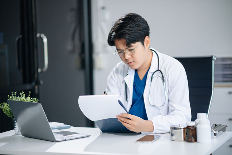 医者の年収の現実とは？ 手取りと労働環境から見る収入の限界