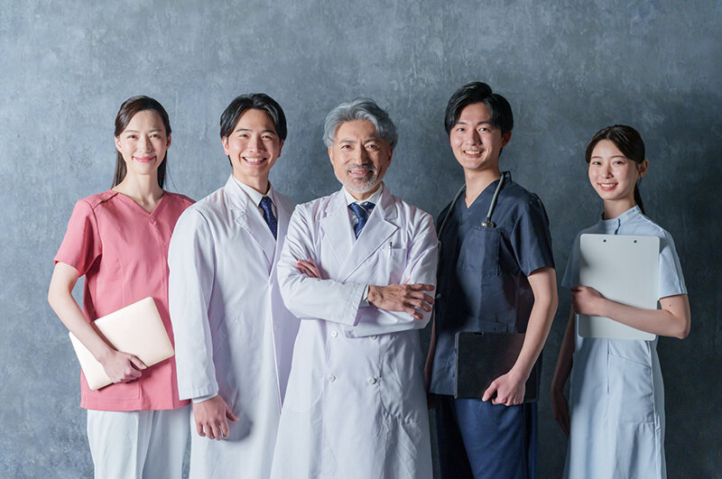 医師年収ランキング｜診療科別・勤務形態別の収入差と年収を高める考え方を解説