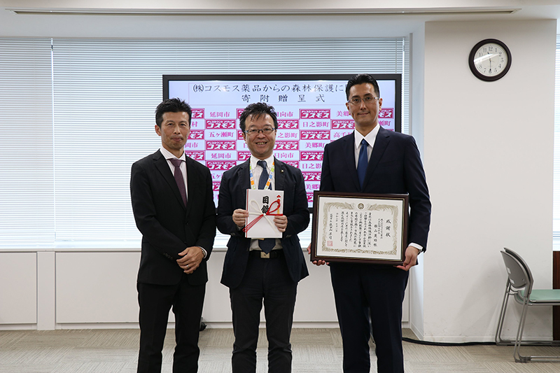 寄附金授与（中央：延岡市長）